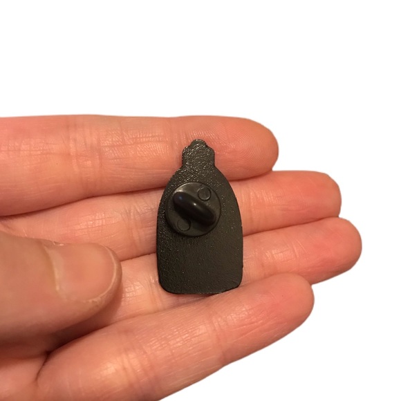 Bullshit remover funny enamel pin - Picture 3 of 3